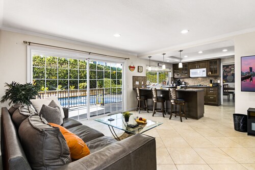 Near Disneyland: Splash-tastic Family Vacation!