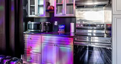Centrally located 2 Dwntwn Nashville w/adult themed layout for a memorable stay