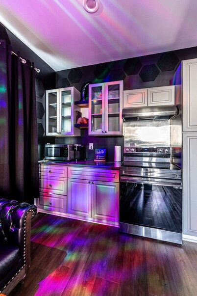 Centrally located 2 Dwntwn Nashville w/adult themed layout for a memorable stay