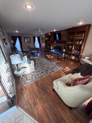 Älytelevisio, takka, pöytäjalkapallopöytä