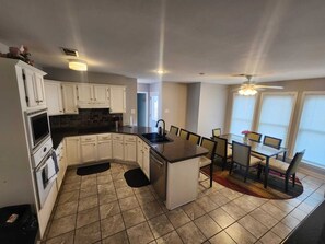 Jääkaappi, mikroaaltouuni, uuni, liesi