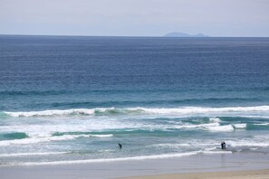Sur la plage, chaise longue, serviettes de plage