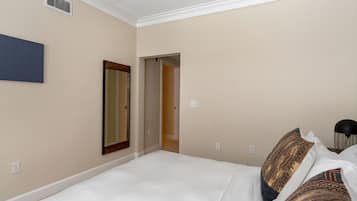 1 slaapkamer, een strijkplank/strijkijzer, wifi, beddengoed