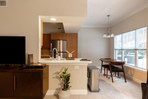 Fridge, microwave, oven, dishwasher - Dreamy Waltham 1BR w/ Gym & W/D, nr Shops & Groceries, by Blueground (Waltham)