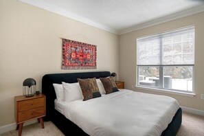 1 bedroom, iron/ironing board, WiFi, bed sheets - Dreamy Waltham 1BR w/ Gym & W/D, nr Shops & Groceries, by Blueground (Waltham)