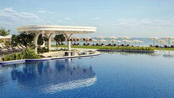 حمّام سباحة خارجي، مفتوح من 7:00 صباحًا إلى 7 مساءً، كبائن مجانية