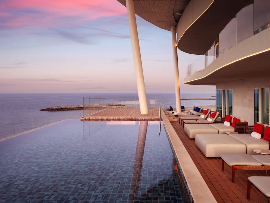 Minibar, caja de seguridad en la habitación y escritorio