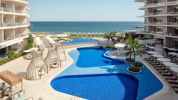 حمّام سباحة خارجي، مفتوح من 7:00 صباحًا إلى 7 مساءً، كبائن مجانية