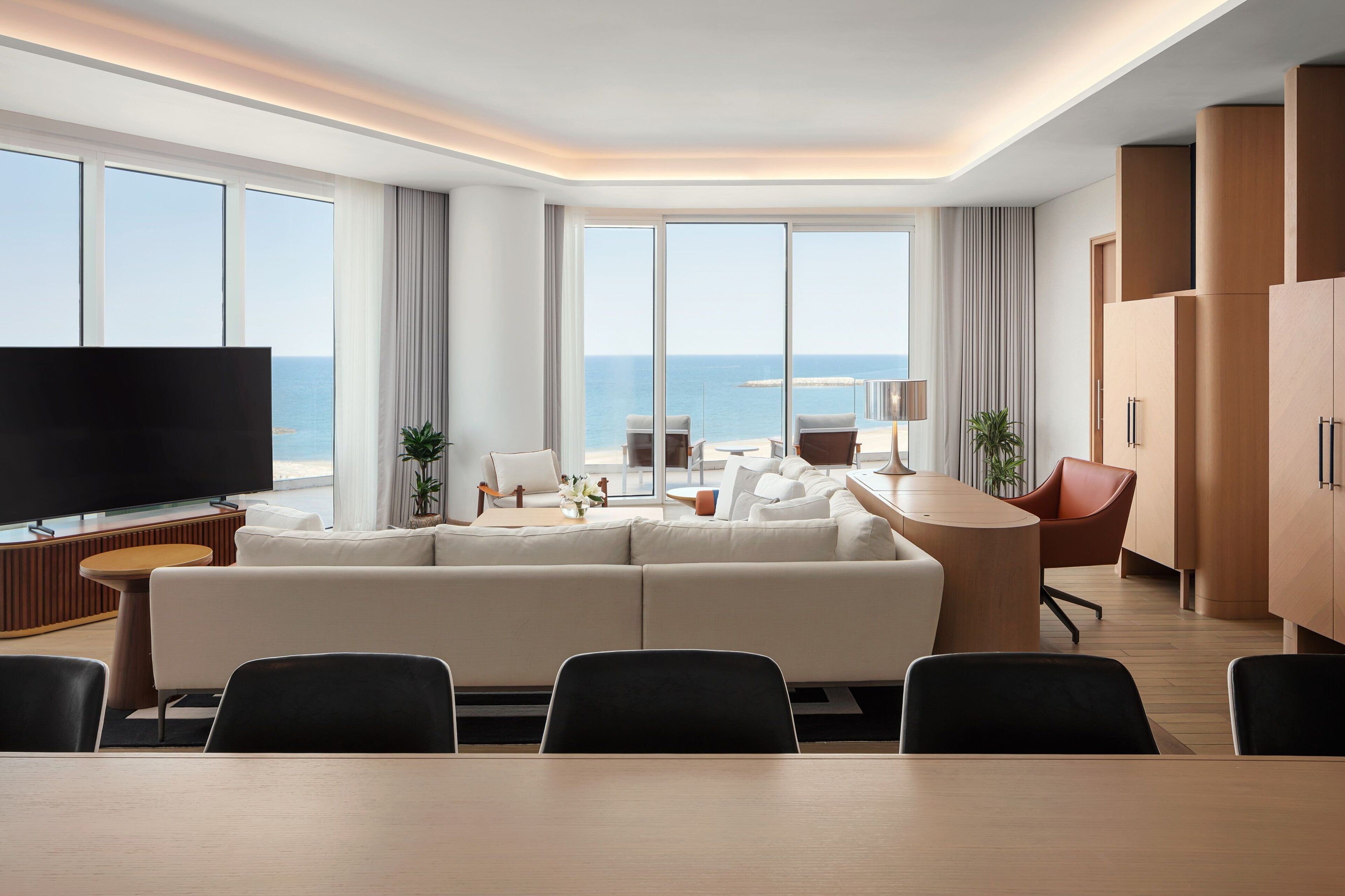 Suíte, 1 cama King, sacada, vista para o mar (Pearl Suite, Balcony) | Sala de estar | TV LED 65 polegadas com canais via satélite, livros