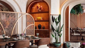 9 restaurants; breakfast, lunch and dinner served