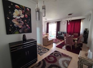TV - Amazing 2-Bed Apartment in Cairo madinty (Cairo)