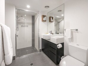 Regadera, toallas, jabón, papel de baño 