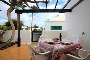 Outdoor dining - Sa Calma Beach House (Costa Teguise)