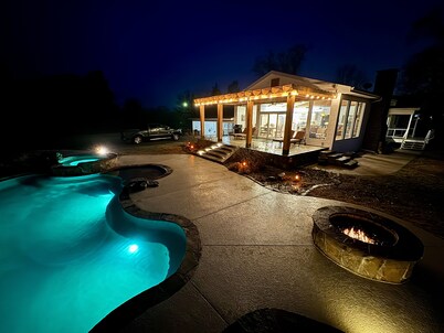 WATERFRONT exclusive 4-bedroom house, pool/hot tub on 15 acres, fenced & gated!