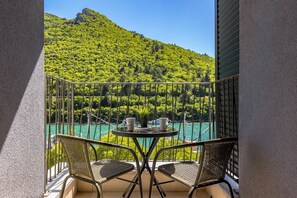 Outdoor dining - Apartment Green Zone, Plomin, Croatia (Plomin)