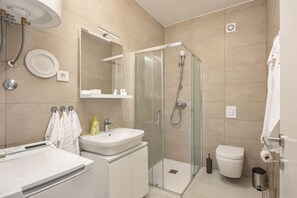 Douche, sèche-cheveux, serviettes fournies