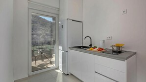 Kaffetrakter/tekoker, kjøleskap, kokeplater og oppvaskmaskin