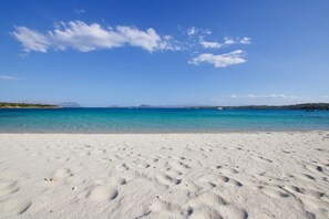 Una playa cerca