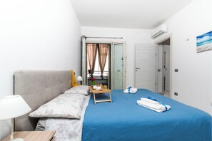 2 dormitorios, tabla de planchar con plancha, ropa de cama
