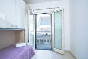 2 makuuhuonetta, silitysrauta/-lauta, vuodevaatteet
