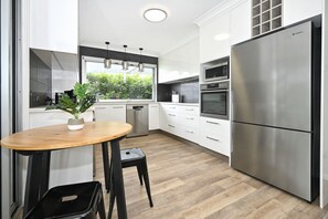 Kjøleskap, mikrobølgeovn, ovn og kokeplater