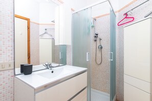Regadera, bidet, toallas 