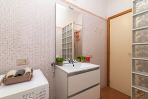 Shower, bidet, towels