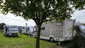 A caravan park with several caravans parked on a grassy field. - Agrotourism Vinia (Bjelovar)