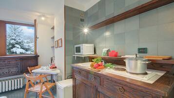 Frigorifero, microonde, piano cottura, pentole/stoviglie/utensili