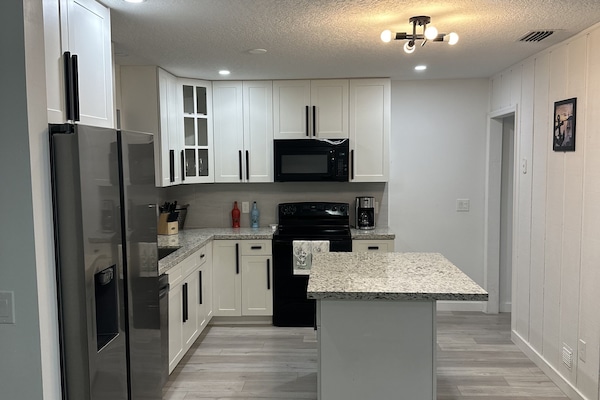 Geladeira, micro-ondas, fogão, cooktop