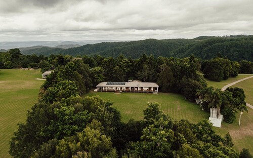 Maleny Retreat 9 Bedroom Guest House - Sleeps 14! Stay 4 nights & pay 3!*