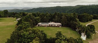 Maleny Retreat 9 Bedroom Guest House - Sleeps 14! Stay 4 nights & pay 3!*