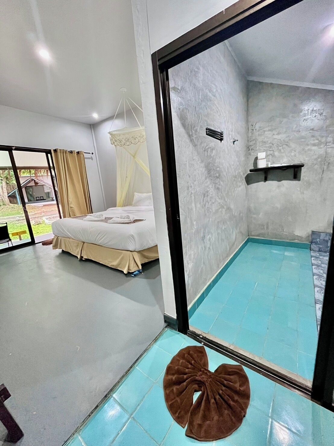 Superior Cottage, Beach View | Bathroom | Shower, free toiletries, towels, soap