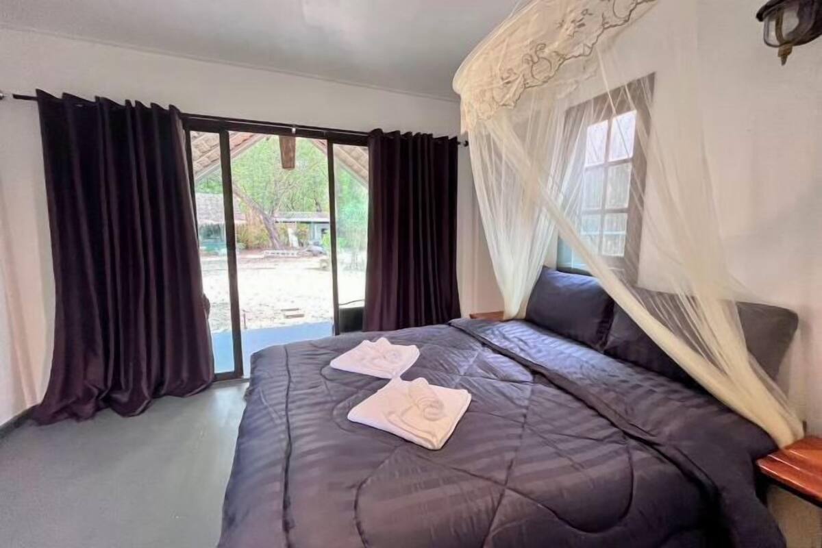 Free WiFi, bed sheets
