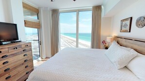 Une chambre d’hôtel avec un grand lit, une commode en bois et un téléviseur.