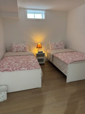 2 bedrooms, desk, iron/ironing board, travel cot - Bright 2BR unit | Free Parking | Family Friendly | Richmond Hill (Richmond Hill)