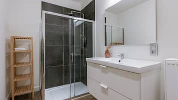 Een douche, een haardroger, handdoeken