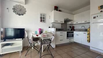 Réfrigérateur, batterie de cuisine, vaisselle et ustensiles