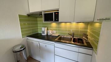 Réfrigérateur, batterie de cuisine, vaisselle et ustensiles