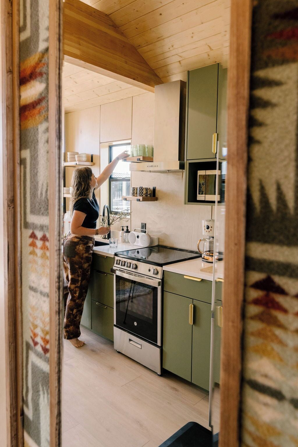 Coffee/tea maker, full-size fridge, microwave, oven