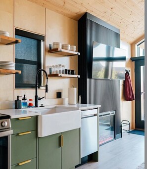 Stuga Deluxe - utsikt mot trÀdgÄrden | Eget kök | Stort kylskÄp, mikrovÄgsugn, ugn och spishÀll