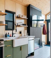 Refrigerador con freezer, microondas, horno, placa de cocina