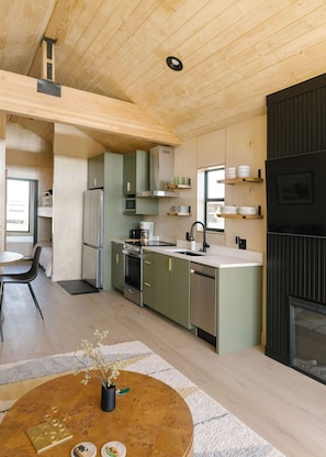 Full-sized fridge, microwave, oven, stovetop