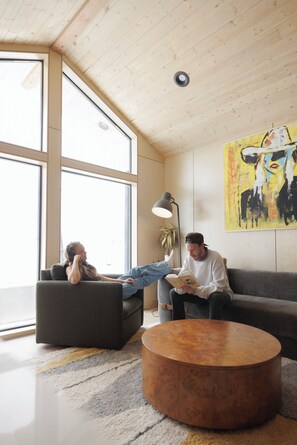 55-inch LED TV with digital channels, fireplace, Netflix - Yellowstone Peaks Hotel (Island Park)