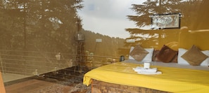 Premier Studio | Desk, free WiFi - The Unmad (Dharamshala)
