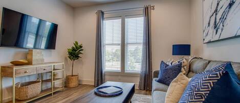 Televisión, libros y oficina