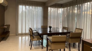 Un comedor con una mesa grande, seis sillas y un ventilador de techo.