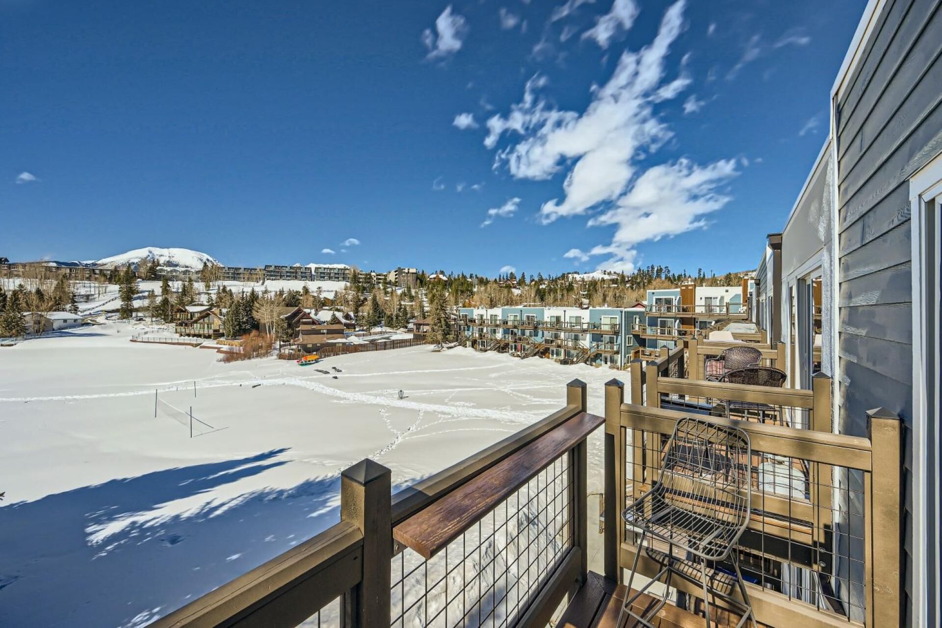 Waterside Retreat: Stunning Mountain View, Direct Lake Access, & Close to Marina, Dining, & Shopping