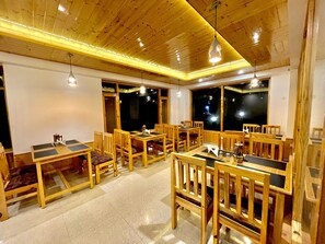 Restaurant - Manali Outdoor Retreat by Sheosante (Manali)