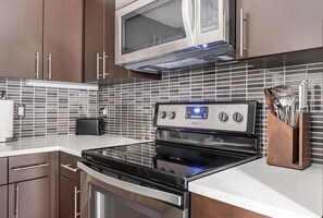 Geladeira, micro-ondas, fogão, cooktop